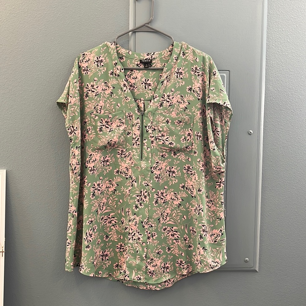 Floral blouse. Zipper detail, flattering plus-size fit.  Great for the office!